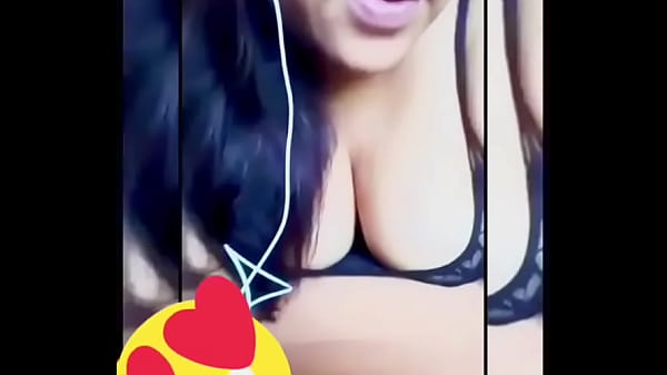 Negrita tocándose Emilene