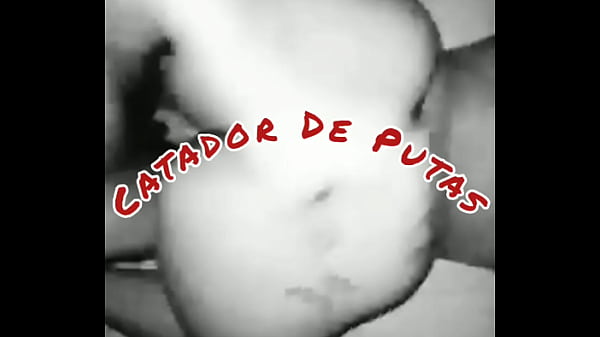 Fuí de visita a la casa de mi amigo y me recibio su madre , tenia tiempo de no verla y termino dandome las nalgas